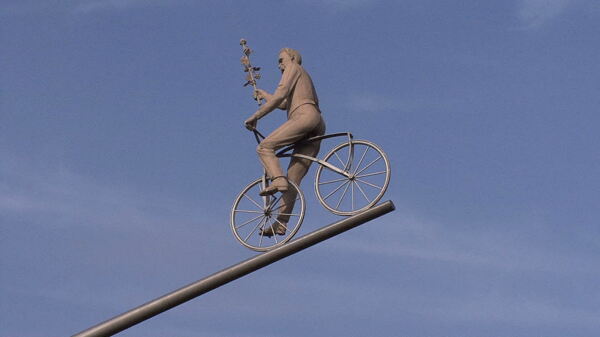 人在自行车股票视频雕塑