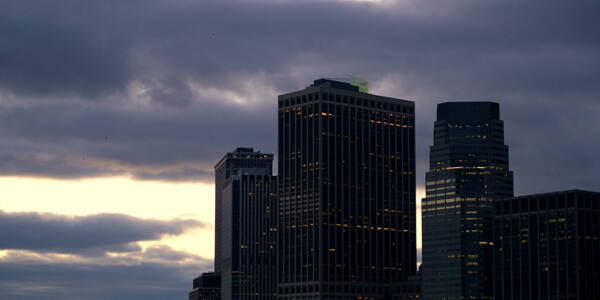 纽约市天际线的轮廓和乌云间隔股票视频视频免费下载