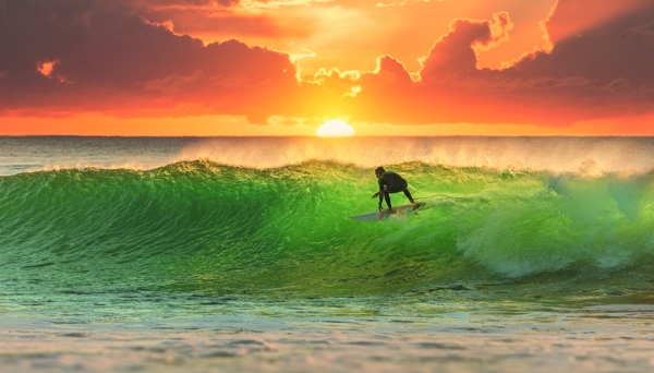大海冲浪美丽夕阳红海景图图片
