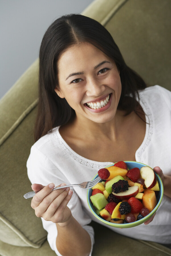 吃水果的快乐女人图片