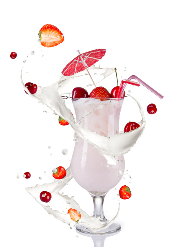 草莓樱桃围绕的饮料杯图片