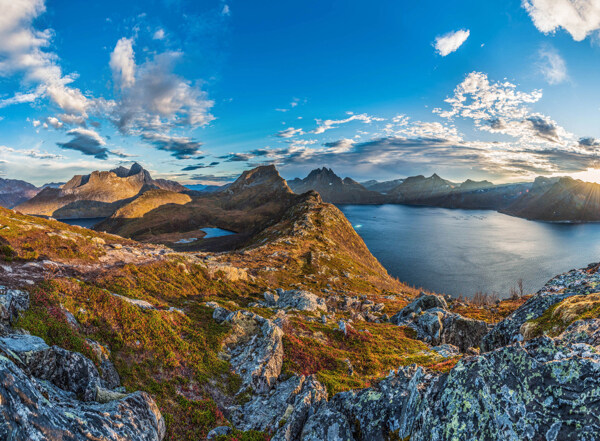挪威山湖泊天空