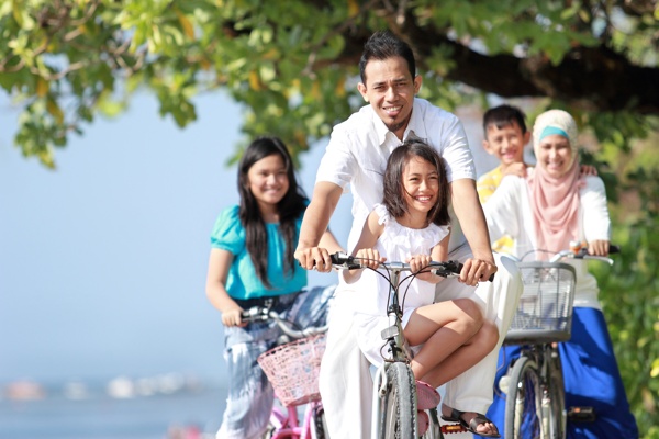 一起骑单车的家庭图片