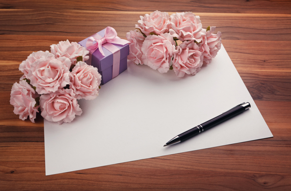 粉色花朵与礼盒图片