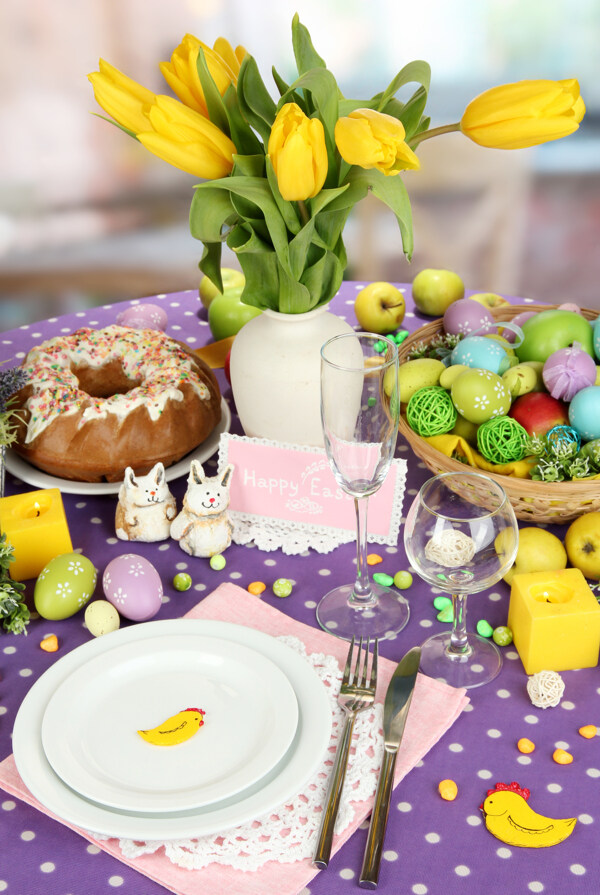 黄色郁金香与复活节美食图片