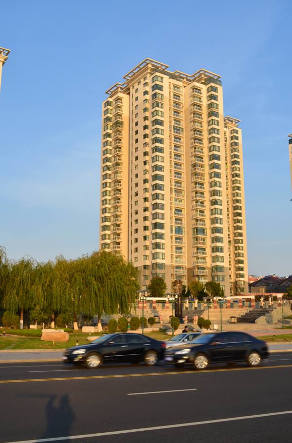 城市建筑與轎車圖片