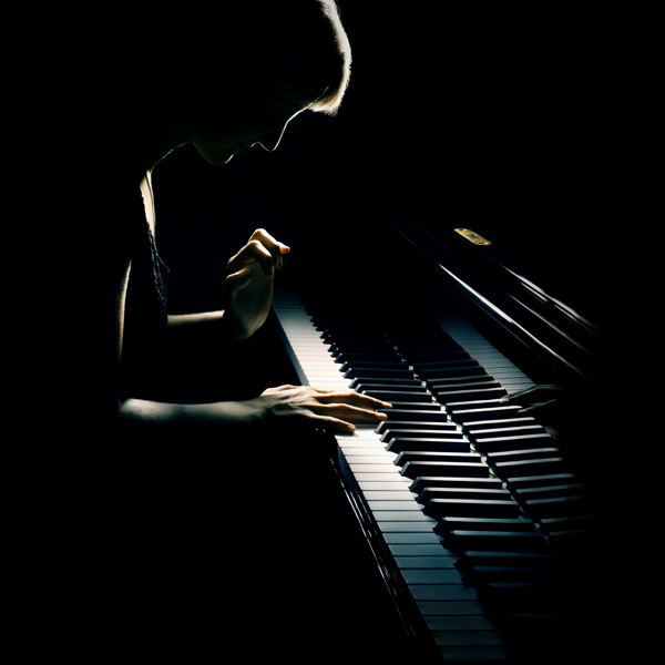 弹钢琴的美女