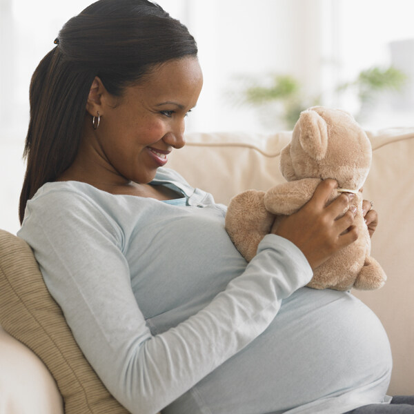 抱着玩具熊的黑人孕妇图片