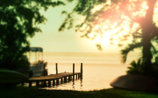 清晨湖面上的日出