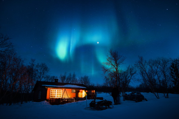 冬季發(fā)光雪地唯美星空背景