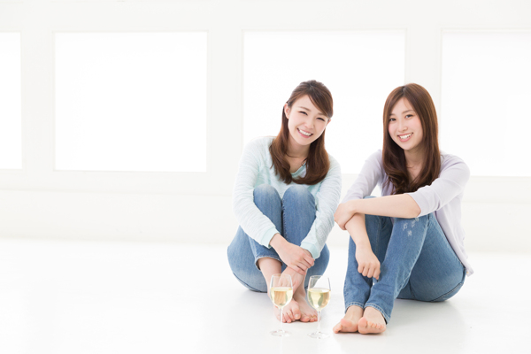 坐在地上開(kāi)心的女人圖片