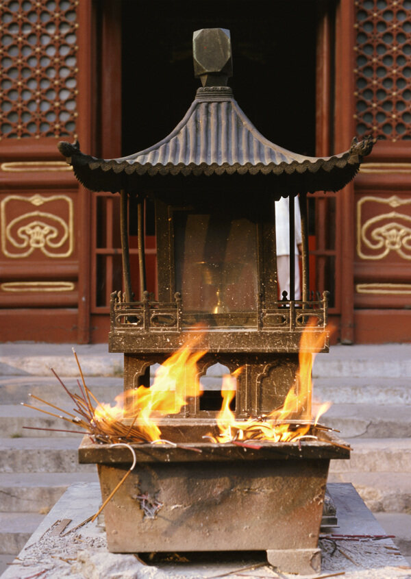 寺庙朝拜香烛香炉烧香