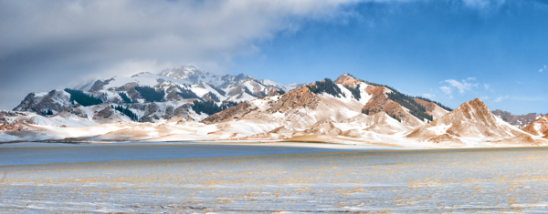 新疆天山冬季雪山