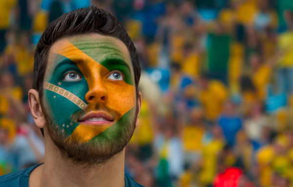 脸上涂着世界杯标志的球迷