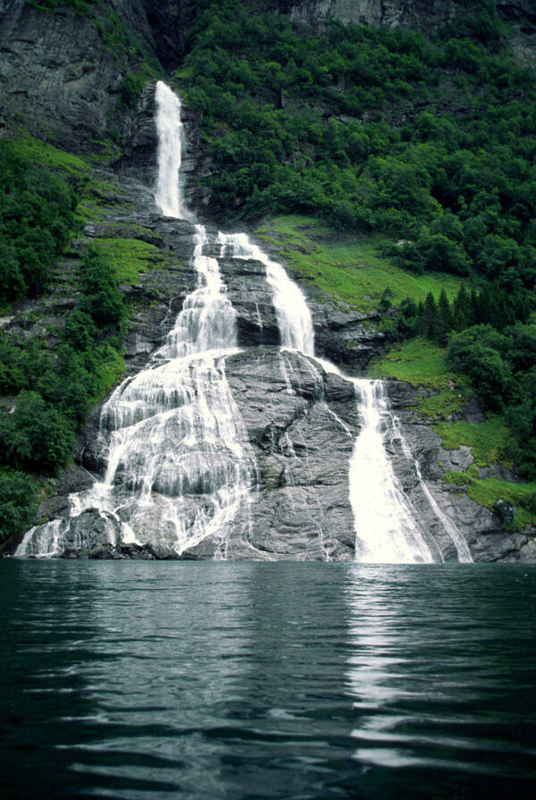 美丽瀑布与湖泊图片