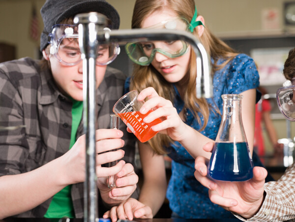 实验室做化学实验的学生图片
