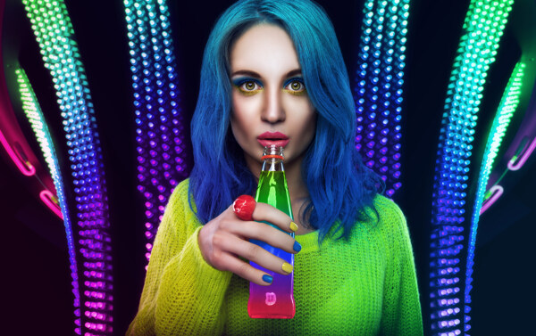 和果汁飲料的美女圖片