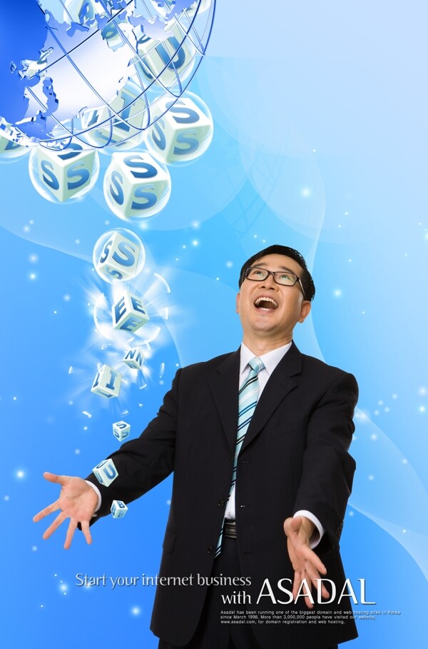 立體字母和伸著雙手的男士