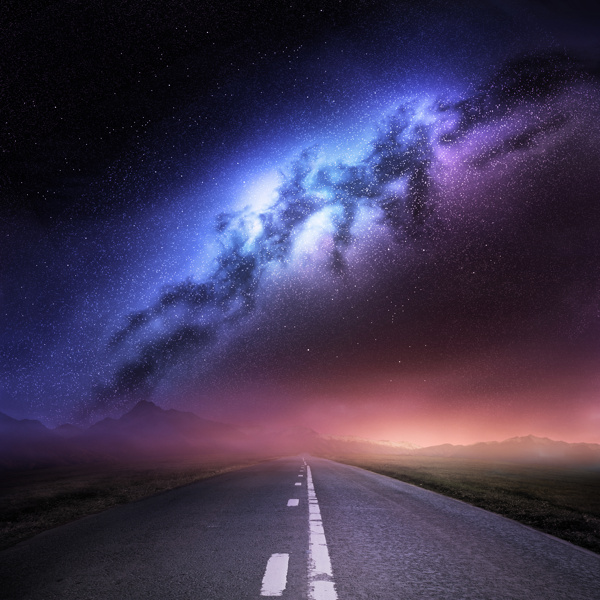 夜晚的公路和星云图片