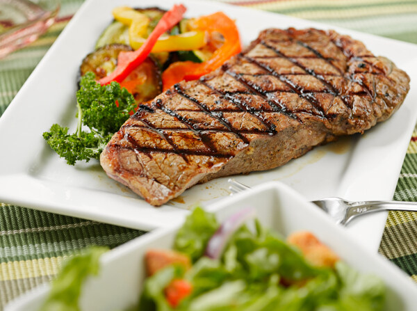 碟子里的食物與烤肉圖片