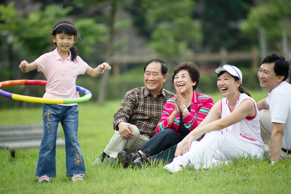 現(xiàn)代都市家庭幸福家庭一家三口野外渡假戶(hù)外生活美滿(mǎn)生活