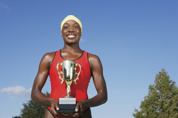 手捧奖杯的黑人女性运动员高清图片