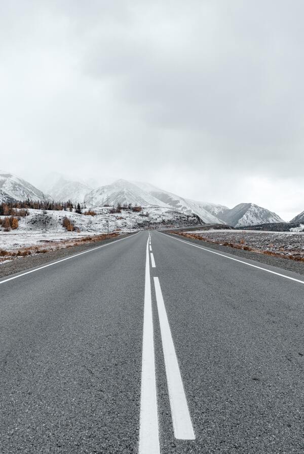 高原雪山上的高速路透视