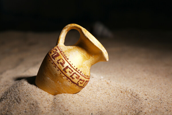 沙子里的陶罐