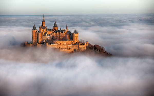 云海与城堡风景图片