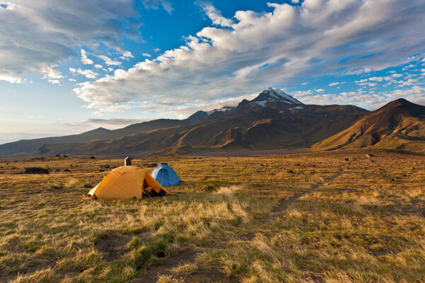 荒草地上的帐篷图片