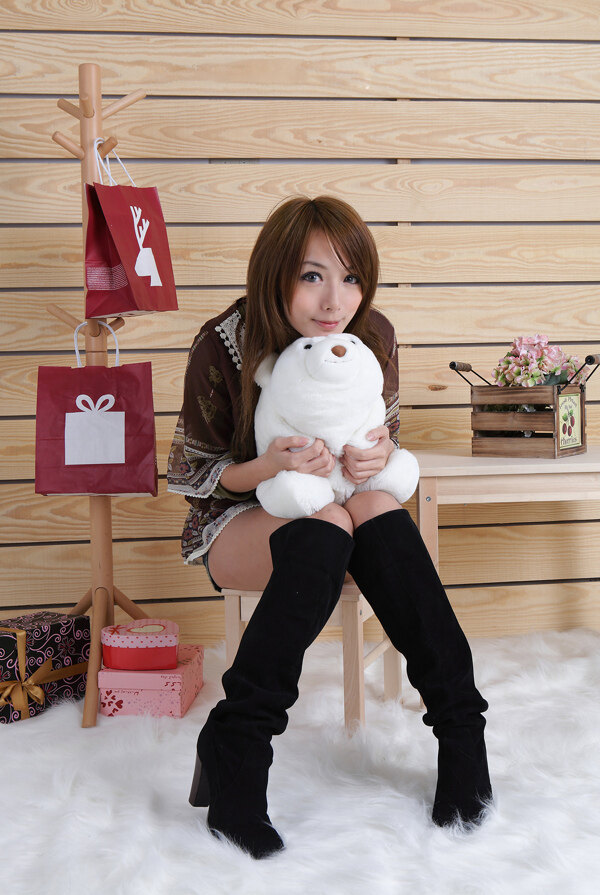台湾美少女模特nina与玩具熊图片