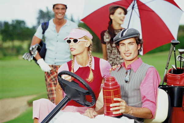 高尔夫球车上时尚男女