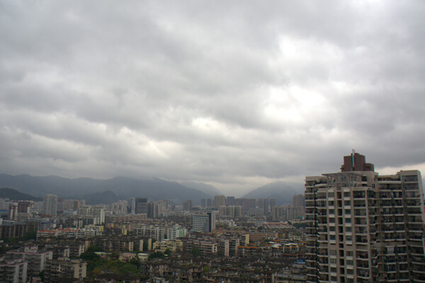俯瞰城市楼顶乌云图片