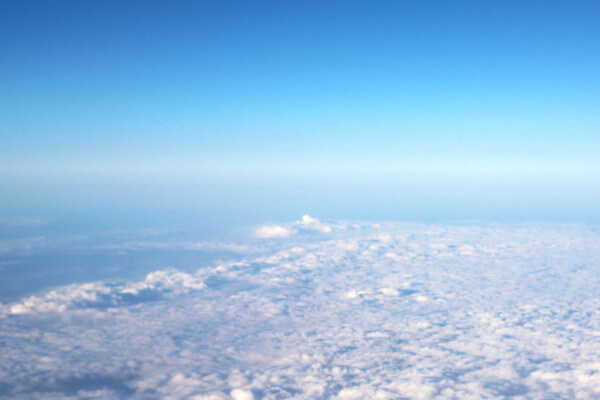机上拍蓝天白云的天空