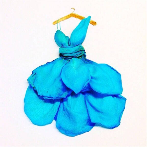 蓝色花瓣灵感连衣裙设计图
