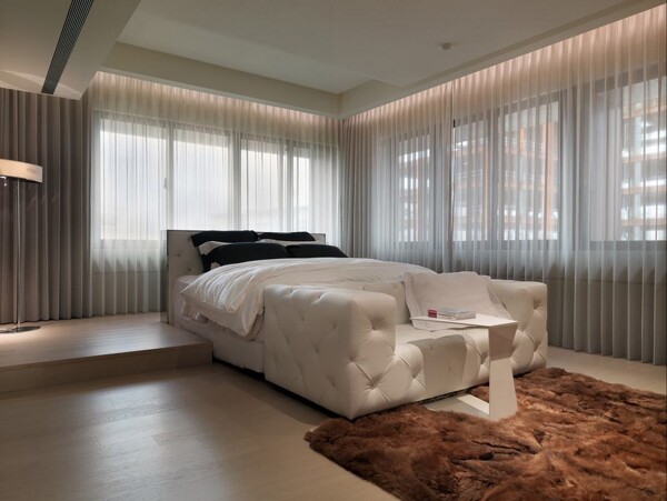 现代简约卧室深褐色地毯室内装修效果图