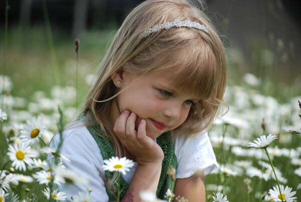花丛中的小女孩图片