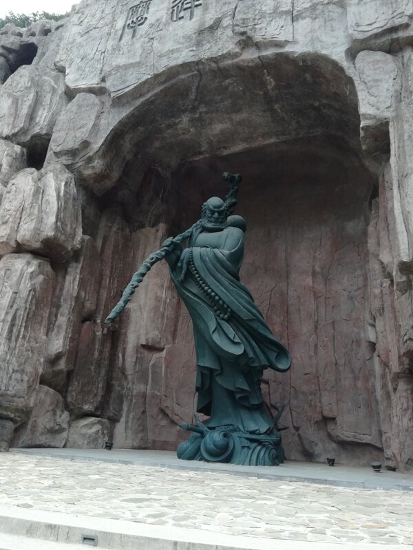 达摩石像