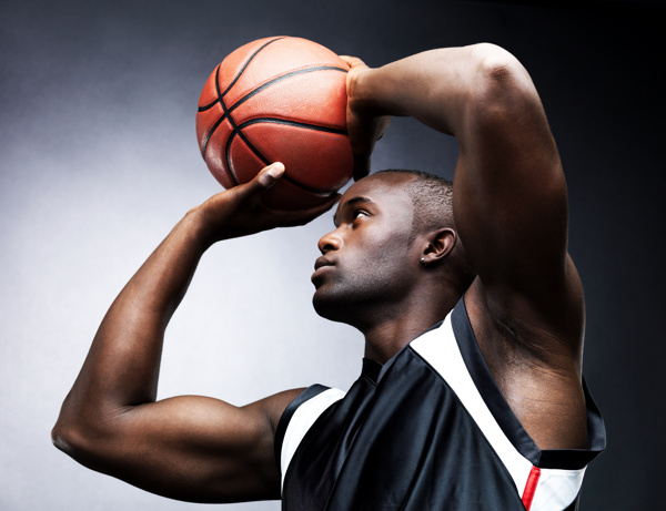 投篮的篮球运动员图片