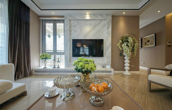 现代清新客厅深褐色窗帘室内装修效果图