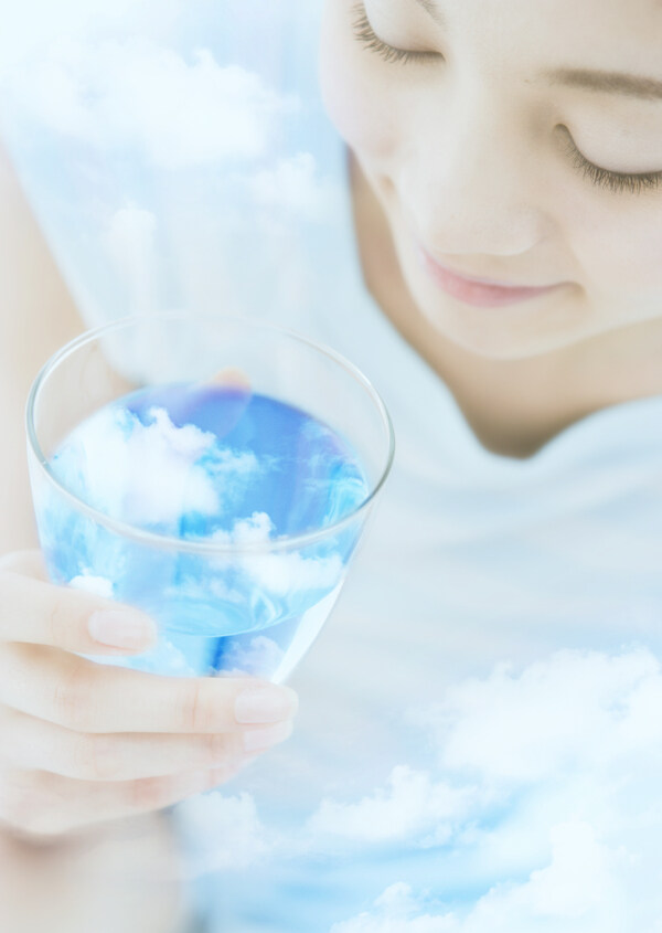 天空水滴美女水杯云圖片