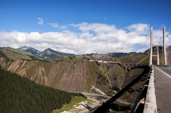 新疆伊犁果子沟大桥风景