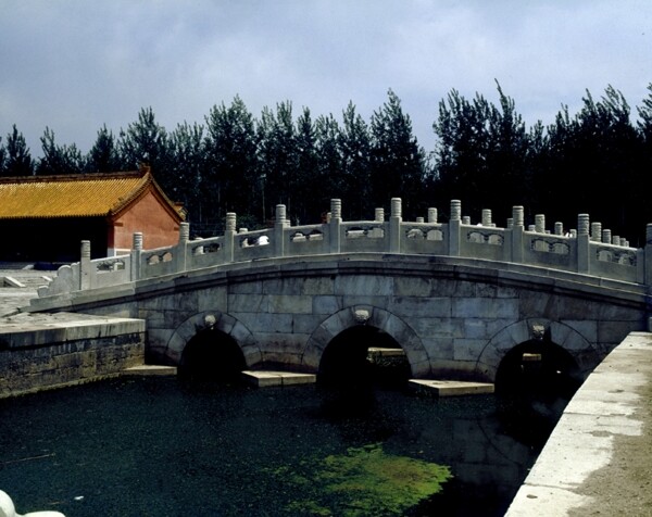 北京皇家园林汉白玉石桥护城河风景