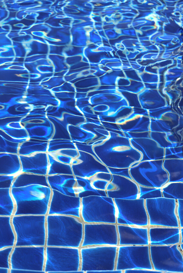 蓝色泳池水面背景图片