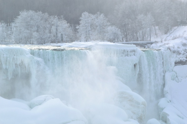 冬天瀑布结冰高清图片