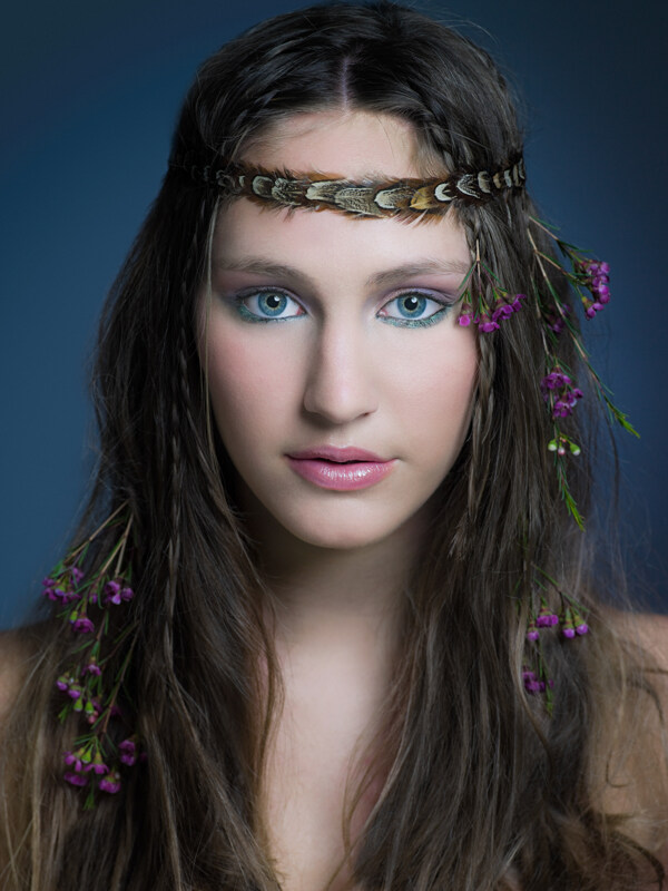头上戴着羽毛和花朵的神秘漂亮女孩图片图片