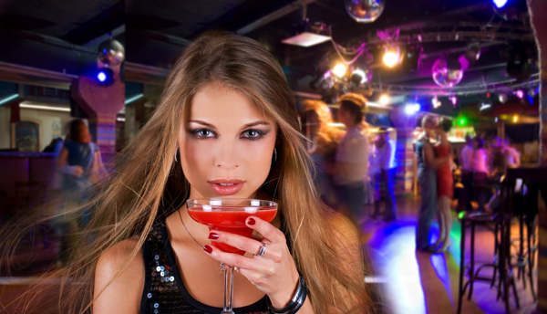 酒吧喝酒的美女图片