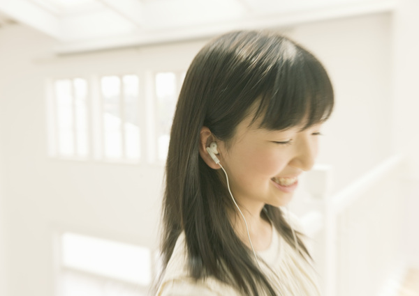 聽(tīng)音樂(lè)的女生圖片