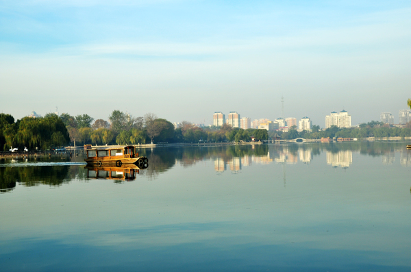 大明湖河畔水面倒影风景图片