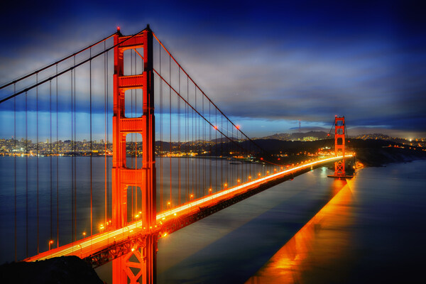 灯火辉煌的桥梁夜景图片